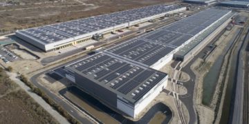 Urbasolar équipe 150 000 m² de toiture de plateformes logistiques en panneaux solaires