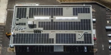 Solewa installe 566 panneaux solaires sur le toit du bâtiment de LivingPackets
