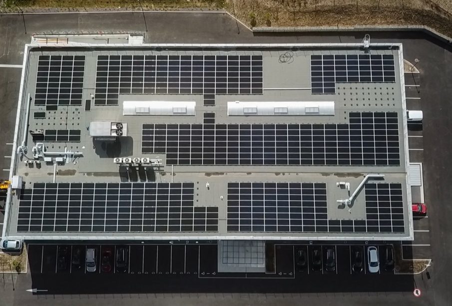 Solewa installe 566 panneaux solaires sur le toit du bâtiment de LivingPackets